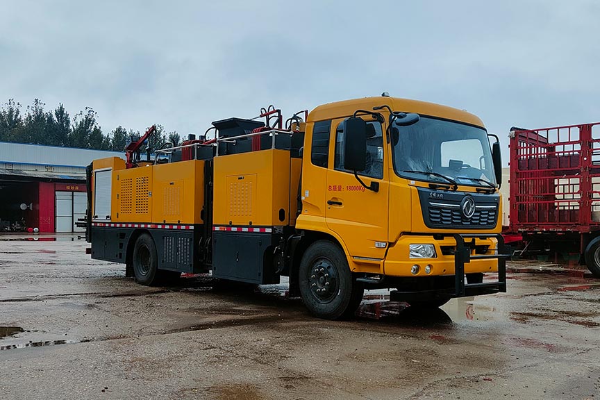 Asphalt road thermal regeneration repair truck